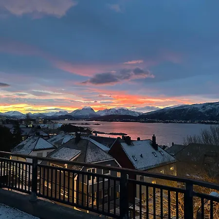 Historical House With View And Separate Entrance Apartment *